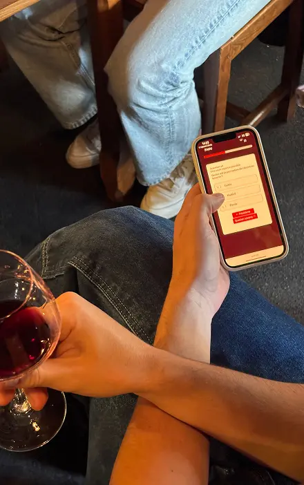 Fond parallaxe - Personnes utilisant app Winer avec verre vin
